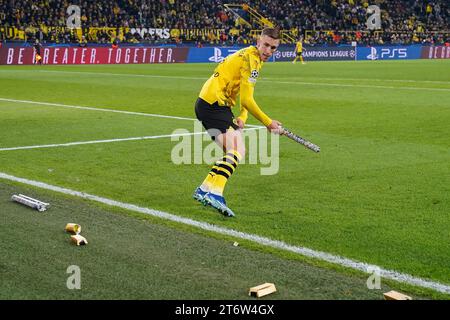 Borussia Dortmund defender Nico Schlotterbeck  (4) clears gold bars and party poppers thrown onto the pitch by Dortmund Supporters during the Borussia Dortmund FC v Newcastle United FC UEFA Champions League Round 1 Group F match at BVB Stadion, Dortmund, Germany on 7 November 2023 Stock Photo