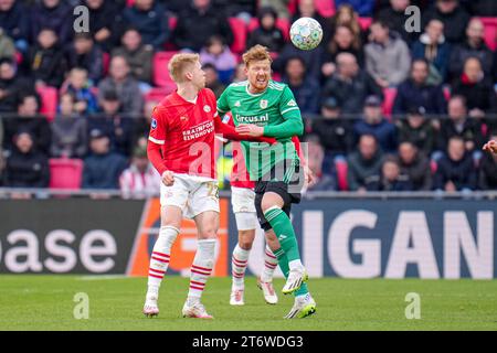 EINDHOVEN, NETHERLANDS - NOVEMBER 12: Jerdy Schouten of PSV, Ferdy Druijf of PEC Zwolle heads the ball during the Dutch Eredivisie match between PSV and PEC Zwolle at Philips Stadion on November 12, 2023 in Eindhoven, Netherlands. (Photo by Rene Nijhuis/Orange Pictures) Stock Photo