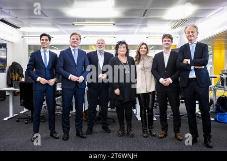 AMSTERDAM - Rob Jetten (D66), Pieter Omtzigt (NSC), Frans Timmermans (GroenLinks/PvdA), Caroline van der Plas (BBB), Dilan Yesilgoz (VVD), Henri Bontenbal (CDA) and Geert Wilders (PVV) during the sixth edition of the Telegraaf Election Afternoon. The leaders of seven political parties are in the newspaper's editorial office to fill their own page as guest editor-in-chief. ANP RAMON VAN FLYMEN netherlands out - belgium out Stock Photo