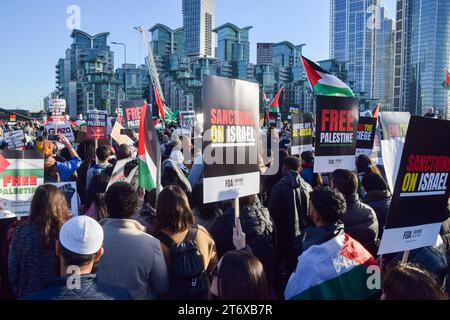 London, England, UK. 11th Nov, 2023. Protesters on Vauxhall Bridge. Hundreds of thousands of people marched to the US Embassy in solidarity with Palestine, calling for a ceasefire. The protest was the biggest yet since the Israel-Hamas war started. (Credit Image: © Vuk Valcic/ZUMA Press Wire) EDITORIAL USAGE ONLY! Not for Commercial USAGE! Credit: ZUMA Press, Inc./Alamy Live News Stock Photo