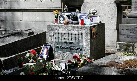 Paris, France. June 2022. At the quaint and historic Père-Lachaise cemetery, shoot of the grave of legendary singer Jim Morrison who died at the young Stock Photo