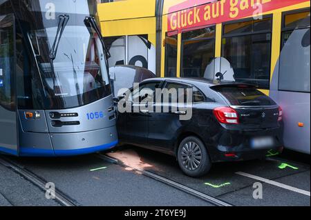 Leipzig - Auto Kracht Mit Zwei Straßenbahnen Zusammen: Tram Springt Aus ...