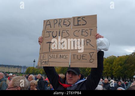 Les français unis contre l'antisémitisme ont défilé dans Paris, sauf pour les partis politique. Le RN de Marine Le Pen fermait la marche Stock Photo