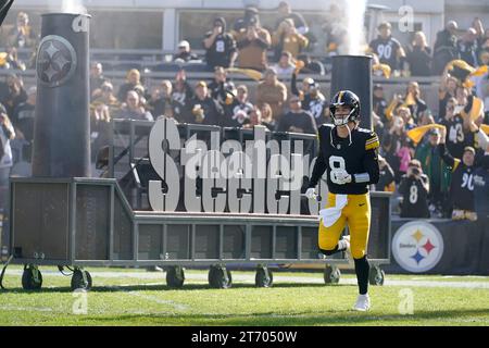 Pittsburgh, Pennsylvania, USA. November 12, 2023, Pittsburgh, Pennsylvania, USA: Nov. 12, 2023: Kenny Pickett #8 during the Pittsburgh Steelers vs Green Bay Packers game in Pittsburgh PA at Acrisure Stadium. Brook Ward/AMG (Credit Image: © AMG/AMG via ZUMA Press Wire) EDITORIAL USAGE ONLY! Not for Commercial USAGE! Credit: ZUMA Press, Inc./Alamy Live News Stock Photo
