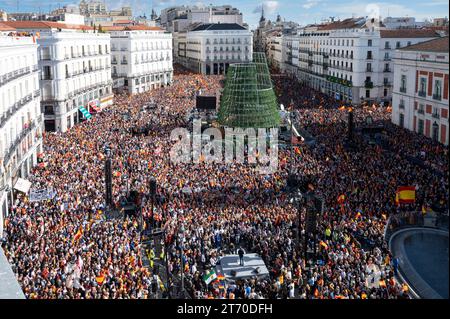 Partido Popular (PP) leader Alberto Nunez Feijoo (C) speaks during a demonstration against the PSOE Socialist party's deal with Junts per Catalunya at Puerta del Sol. After the Prime Minister Pedro Sanchez agreed to grant amnesty to people involved in the 2017 breakaway attempt in Catalonia, there have been constant protests at the left-wing party´s office. (Photo by Miguel Candela / SOPA Images/Sipa USA) Stock Photo