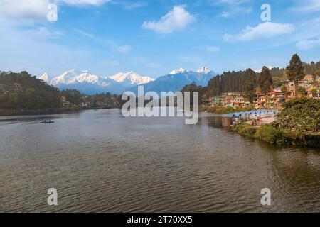 Mirik lake with view of hill station and the majestic Kanchenjunga Himalaya mountain range in the backdrop at Darjeeling, India Stock Photo