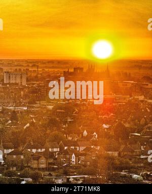 Peterborough, UK. 11th Nov, 2023. A beautiful sunrise on a cold start to the day in Peterborough, Cambridgeshire, UK, on 11th November, 2023. Credit: Paul Marriott/Alamy Live News Stock Photo