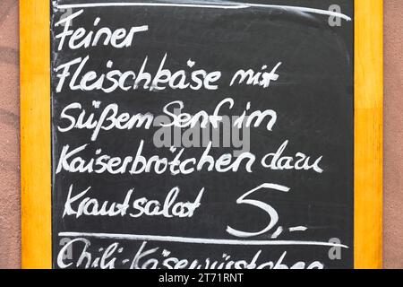 Fleischkäse im Brötchen mit Senf, Werbetafel für Essen, Frankfurt, Hessen, Deutschland Stock Photo
