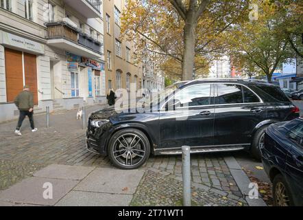 SUV parkt auf Gehweg, Ordnungswidrigkeit, Behinderung, Falschparker, Berlin, Deutschland Stock Photo