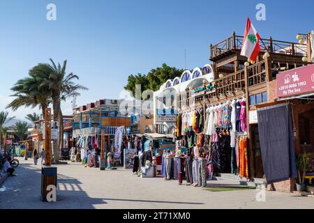 Straßenszene, Restaurants, Geschäfte, Masbat, Lighthouse Road, Dahab, Sinai, Ägypten Stock Photo