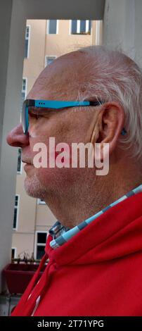 junge frau küsst älteren mann auf die wange junge frau küsst älteren mann auf die wange *** young woman kisses older man on the cheek young woman kisses older man on the cheek Credit: Imago/Alamy Live News Stock Photo