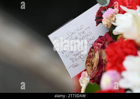 Manchester, UK. 13th Nov, 2023. Flowers laid by a fan after funeral cortège of Sir Bobby Charlton passed by Old Trafford, Manchester, England on Monday 13 November, 2023. (Photo by Phil Bryan/Alamy Live News) Stock Photo