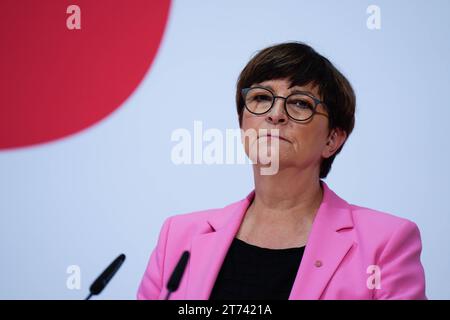 SPD-Vorsitzende Saskia Esken Pressekonferenz mit den SPD-Vorsitzenden Saskia Esken undLars Klingbeil im Anschluss an die Sitzungen im Willy-Brandt-Haus Berlin Berlin GER *** SPD Chairwoman Saskia Esken Press conference with SPD Chairwomen Saskia Esken and Lars Klingbeil after the meetings at Willy Brandt Haus Berlin Berlin GER Stock Photo