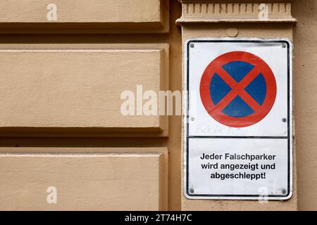 Eine Einfahrt mit dem Hinweisschild Parkverbot Jeder Falschparker wird angezeigt und abgeschleppt in Köln. Themenbild, Symbolbild Köln, 11.11.2023 NRW Deutschland *** A driveway with a no parking sign Every parking offender is reported and towed away in Cologne Theme picture, symbolic picture Cologne, 11 11 2023 NRW Germany Copyright: xChristophxHardtx Credit: Imago/Ģ����ý Live News Stock Photo
