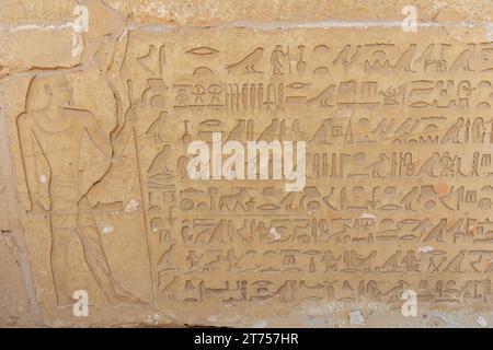 SAQQARA, EGYPT - MARCH 23, 2023:  Ancient Egyp hieroglyphic texts on walls  in the Saqqara necropolis, Egypt Stock Photo