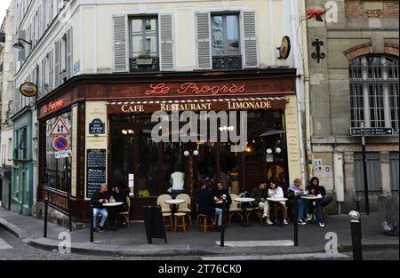 The vibrant Le Progrès bar & restaurant on the corner of Rue des Trois Frères Rue Yvonne le Tac in Montmartre, Paris, France. Stock Photo