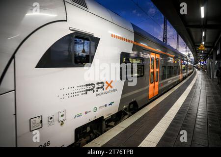 Dortmund Hauptbahnhof - Rhein-Ruhr-Express, RRX, Rhein-Weser-Express, Regionalexpress Zug RE6 Ziel Köln, Betreiber ist National Express, eingesetzt werden Siemens Desiro HC Triebwagenzüge, Dortmund, Nordrhein-Westfalen, DEU, Deutschland, 13.11.2023: *** Dortmund main station Rhein Ruhr Express, RRX, Rhein Weser Express, regional express train RE6 destination Cologne, operator is National Express, Siemens Desiro HC railcar trains are used, Dortmund, North Rhine-Westphalia, DEU, Germany, 13 11 2023 Credit: Imago/Alamy Live News Stock Photo