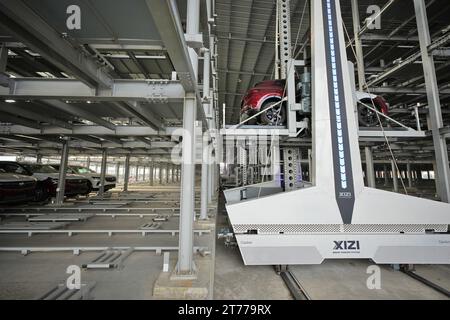 YANTAI, CHINA - NOVEMBER 13, 2023 - A stacker deposits and stores a commercial vehicle in an intelligent three-dimensional garage in Yantai, Shandong Stock Photo