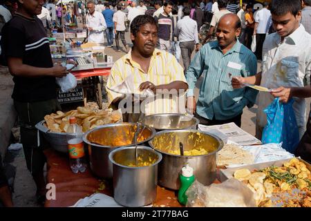 A migrant from Uttar Pradesh in Northern India selling food from his food stall in Zaveri Bazar, Mumbai, India Stock Photo