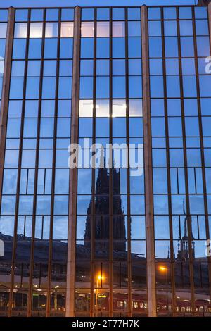 the cathedral is reflected in the glass facade of a former high bunker at Breslauer Platz, architect Wilhelm Riphahn, Germany. der Dom spiegelt sich i Stock Photo