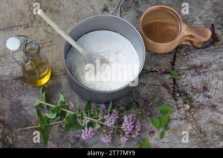 Bannock, Bannockbrot, Bannock-Brot, Pfannenbrot, Fladenbrot, Brot, wird auf offenem Feuer, Lagerfeuer, Hobo-Kocher, Outdoor-Kocher, Campingkocher selb Stock Photo