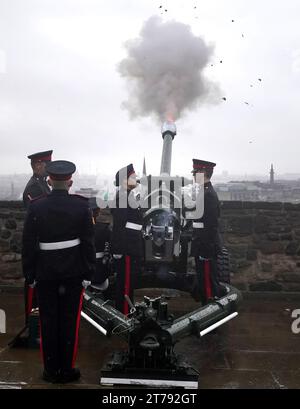 16 Regiment Royal Artillery fire a 21 Gun salute at Edinburgh Castle to ...