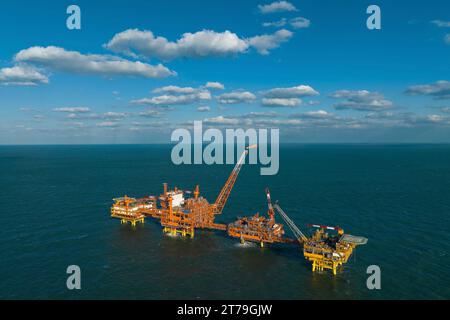 (231114) -- TIANJIN, Nov. 14, 2023 (Xinhua) -- Staff Members Work On ...