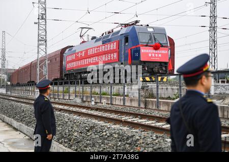 (231114) -- YONGCHUAN, Nov. 14, 2023 (Xinhua) -- This photo taken on Nov. 14, 2023 shows a JSQ freight train departing at Langantan Station in Yongchuan District of southwest China's Chongqing. The first JSQ freight train from Yongchuan District of southwest China's Chongqing directly to Europe departed on Tuesday. The train is loaded with 232 vehicles manufactured by Great Wall Motors in Yongchuan, with a total value of about 42 million yuan (about 5.76 million U.S. dollars). (Xinhua/Wang Quanchao) Stock Photo