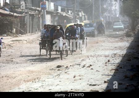 Dhaka, Wari, Bangladesh. 14th Nov, 2023. Severe dust pollution adds to commuters' woes on the road, in Dhaka, Bangladesh, November 14, 2023. Dust pollution reaches an alarming stage in Dhaka and many deaths as well as several million cases of illness occur every year due to the poor air quality. Dhaka has long been grappling with air pollution issues. Its air quality usually turns unhealthy during winter and improves during monsoon. With the advent of winter, the city's air quality starts deteriorating sharply due to the massive discharge of pollutant particles from construction works, rund Stock Photo