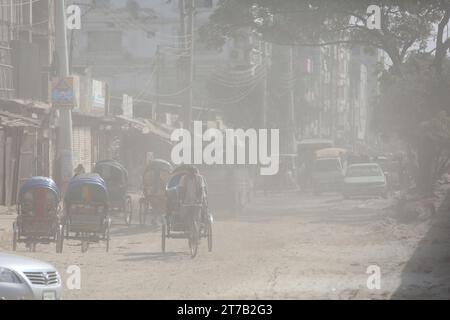 Severe dust pollution adds to commuters' woes on the road, in Dhaka, Bangladesh, November 14, 2023. Dust pollution reaches an alarming stage in Dhaka Stock Photo