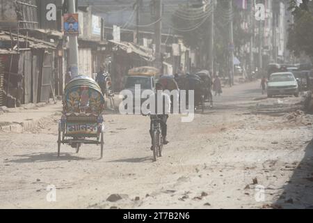 Severe dust pollution adds to commuters' woes on the road, in Dhaka, Bangladesh, November 14, 2023. Dust pollution reaches an alarming stage in Dhaka Stock Photo