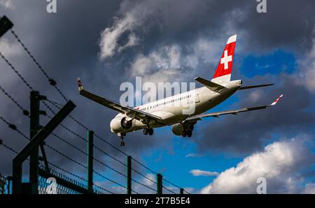 Swiss International Airlines Ein Airbus A220-300 von Swiss International Airlines befindet sich im Landeanflug auf die Piste 28 des Flughafen Zürich. Registration HB-JCU. Zürich, Schweiz, 02.10.2022 *** Swiss International Airlines An Airbus A220 300 of Swiss International Airlines is approaching runway 28 at Zurich Airport Registration HB JCU Zurich, Switzerland, 02 10 2022 Credit: Imago/Alamy Live News Stock Photo