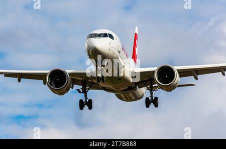 Swiss International Airlines Ein Airbus A220-300 von Swiss International Airlines befindet sich im Landeanflug auf die Piste 28 des Flughafen Zürich. Registration HB-JCU. Zürich, Schweiz, 02.10.2022 *** Swiss International Airlines An Airbus A220 300 of Swiss International Airlines is approaching runway 28 at Zurich Airport Registration HB JCU Zurich, Switzerland, 02 10 2022 Credit: Imago/Alamy Live News Stock Photo