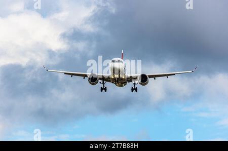 Swiss International Airlines Ein Airbus A220-300 von Swiss International Airlines befindet sich im Landeanflug auf die Piste 28 des Flughafen Zürich. Registration HB-JCU. Zürich, Schweiz, 02.10.2022 *** Swiss International Airlines An Airbus A220 300 of Swiss International Airlines is approaching runway 28 at Zurich Airport Registration HB JCU Zurich, Switzerland, 02 10 2022 Credit: Imago/Alamy Live News Stock Photo