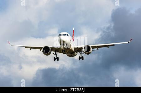 Swiss International Airlines Ein Airbus A220-300 von Swiss International Airlines befindet sich im Landeanflug auf die Piste 28 des Flughafen Zürich. Registration HB-JCU. Zürich, Schweiz, 02.10.2022 *** Swiss International Airlines An Airbus A220 300 of Swiss International Airlines is approaching runway 28 at Zurich Airport Registration HB JCU Zurich, Switzerland, 02 10 2022 Credit: Imago/Alamy Live News Stock Photo