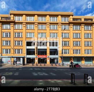 England, United Kingdom, April 12th 2023, view of an urban scene by the Franklin-Wilkins Library Stock Photo