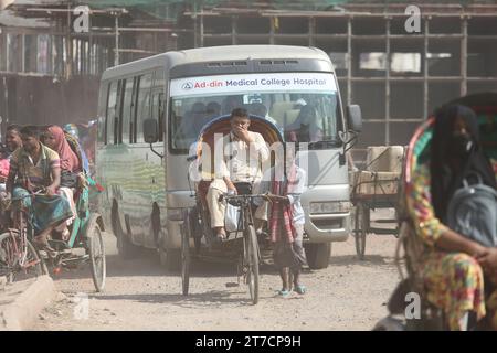 Dhaka, Bangladesh, November 14, 2023. Severe dust pollution adds to commuters' woes on the road, in Dhaka, Bangladesh, November 14, 2023. Dust pollution reaches an alarming stage in Dhaka and many deaths as well as several million cases of illness occur every year due to the poor air quality. Dhaka has long been grappling with air pollution issues. Its air quality usually turns unhealthy during winter and improves during monsoon. With the advent of winter, the city's air quality starts deteriorating sharply due to the massive discharge of pollutant particles from construction works, rundown ro Stock Photo