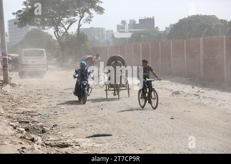 Dhaka, Bangladesh, November 14, 2023. Severe dust pollution adds to commuters' woes on the road, in Dhaka, Bangladesh, November 14, 2023. Dust pollution reaches an alarming stage in Dhaka and many deaths as well as several million cases of illness occur every year due to the poor air quality. Dhaka has long been grappling with air pollution issues. Its air quality usually turns unhealthy during winter and improves during monsoon. With the advent of winter, the city's air quality starts deteriorating sharply due to the massive discharge of pollutant particles from construction works, rundown ro Stock Photo