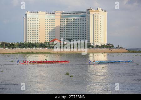 Dragon boats racing competition for Bon Om Touk Water Festival in Phnom Penh on Tonle Sap & Mekong River confluence, traditional boat races, Cambodia Stock Photo