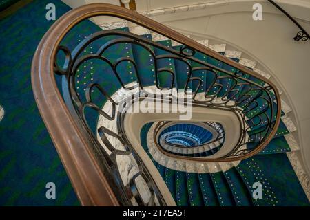 This ceiling design from Boulevard Haussmann demonstrates ornate ...