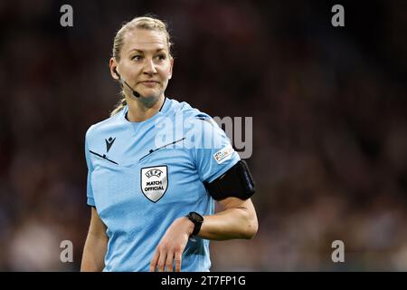 AMSTERDAM - Referee Tess Olofsson during the UEFA women's Champions League Group C match between Ajax Amsterdam and Paris Saint Germain at the Johan Cruijff ArenA on November 15, 2023 in Amsterdam, Netherlands. ANP MAURICE VAN STEEN Stock Photo