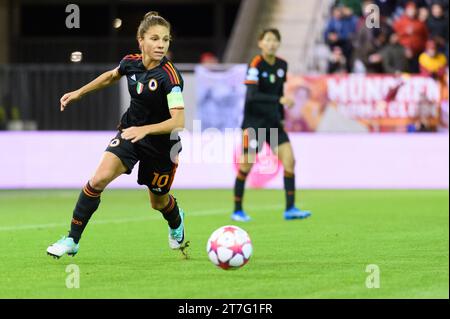 Munich, Germany. 15th Nov, 2023. Munich, Germany, November 15th 2022: Manuela Giugliano (10 AS Roma) during the UEFA Womens Champions League group stage match between FC Bayern Munich and AS Roma at FC Bayern Campus in Munich, Germany. (Sven Beyrich/SPP) Credit: SPP Sport Press Photo. /Alamy Live News Stock Photo