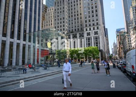 A man walking in front of the Apple Store on Fifth Avenue in New York Stock Photo