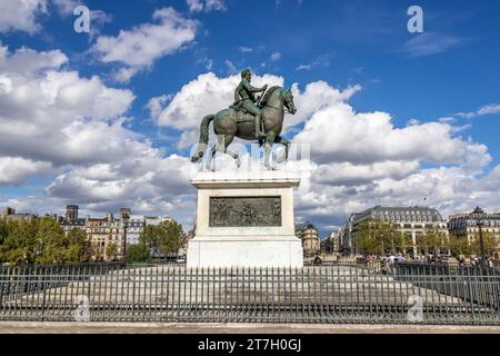 Bronze equestrian statue of Henry IV on the Pont Neuf bridge, Paris, Ile-de-France, France Stock Photo