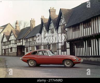 1965 red Jaguar E-type Series 1, 2+2 in Henly in Arden, Warwickshire Stock Photo