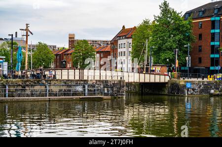 Prince Street Swing Bridge (1879) carries traffic across Bristol Floating Harbour from Prince Street to Wapping Road.  Bristol, England, UK. Stock Photo