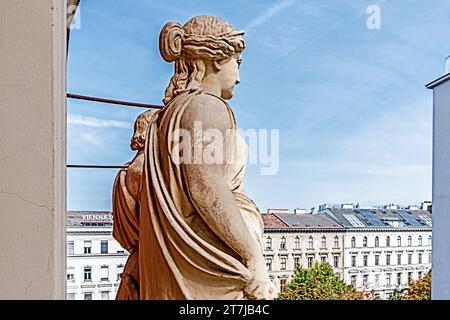 Vienna, Ringstraße, Palais and classical sculpture Stock Photo