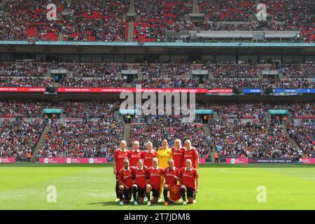 Team photo of Man Utd with crowds in stand behind, Women's FA Cup final, Chelsea Women FC v Manchester United Women FC, Wembley Stadium, 14 May 2023 Stock Photo