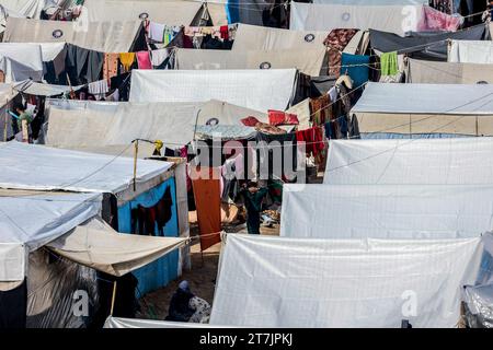 Gaza, Palestine. 15th Nov, 2023. A view of makeshift shelters and tents set up by internally displaced Palestinians who fled from the Israeli bombardment of the northern Gaza Strip are pictured in Khan Yunis, in the southern Gaza Strip. Thousands of civilians, both Palestinians and Israelis, have died since October 7, 2023, after Palestinian Hamas militants based in the Gaza Strip entered southern Israel in an unprecedented attack triggering a war declared by Israel on Hamas with retaliatory bombings on Gaza. Credit: SOPA Images Limited/Alamy Live News Stock Photo