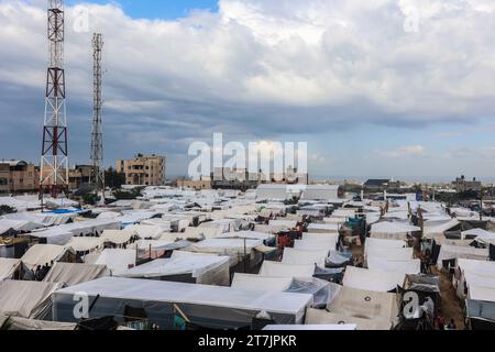 Gaza, Palestine. 15th Nov, 2023. A view of makeshift shelters and tents set up by internally displaced Palestinians who fled from the Israeli bombardment of the northern Gaza Strip are pictured in Khan Yunis, in the southern Gaza Strip. Thousands of civilians, both Palestinians and Israelis, have died since October 7, 2023, after Palestinian Hamas militants based in the Gaza Strip entered southern Israel in an unprecedented attack triggering a war declared by Israel on Hamas with retaliatory bombings on Gaza. Credit: SOPA Images Limited/Alamy Live News Stock Photo